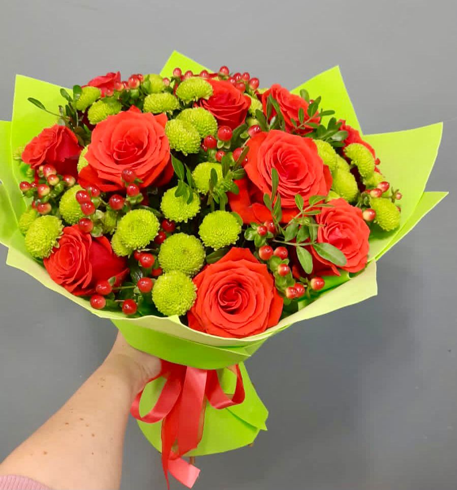 Букет цветов из: Хризантемы и Розы в Эсто-Садок