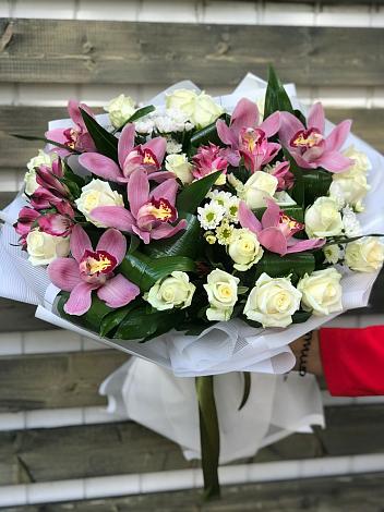Букет цветов из: Розы и Хризантемы в Эсто-Садок
