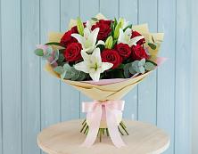 Букет цветов из:  Лилии и Розы в Эсто-Садок
