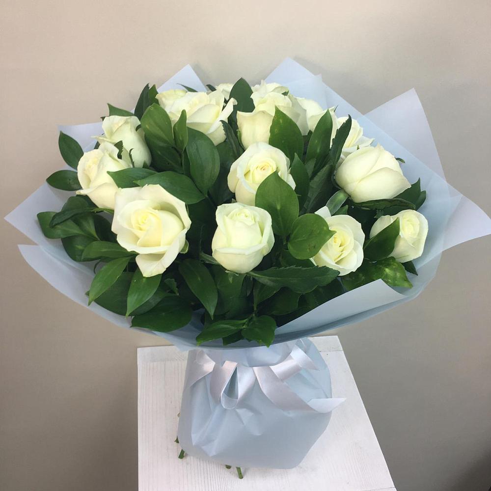Букет 15 Белых роз Проуд в Эсто-Садок