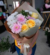 Букет цветов из:  Герберы, Розы и Хризантемы в Эсто-Садок
