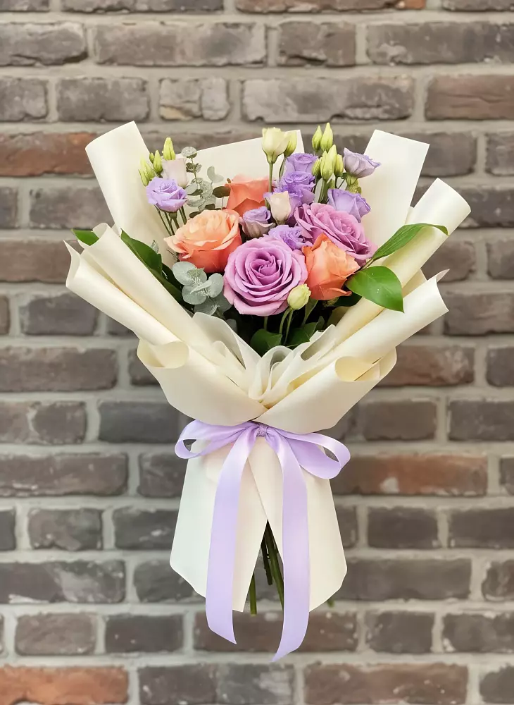 Букет цветов из: Лизиантусы и Розы в Эсто-Садок