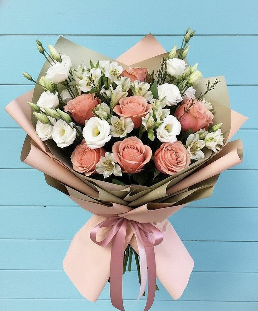 Букет цветов из: Розы, Альстромерии и Лизиантусы в Эсто-Садок