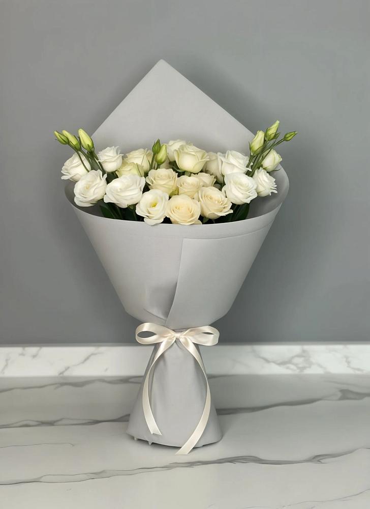 Букет цветов из: Розы и Лизиантусы в Эсто-Садок