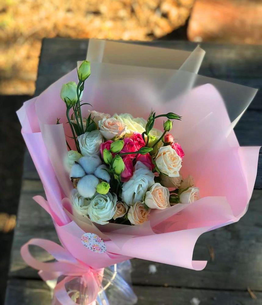 Букет цветов из: Розы и Лизиантусы в Эсто-Садок