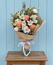 Букет цветов из:  Альстромерии, Лизиантусы, Розы и Хризантемы #REPLACE_PRED# Эсто-Садок