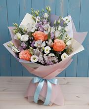 Букет цветов из:  Лизиантусы, Розы, Альстромерии и Гипсофила в Эсто-Садок
