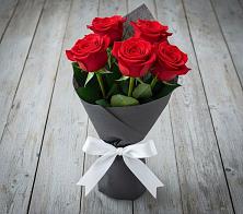 Букет 5 Красных роз Эдлесс Лав в Эсто-Садок