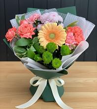 Букет цветов из:  Гвоздики, Розы, Герберы и Хризантемы в Эсто-Садок