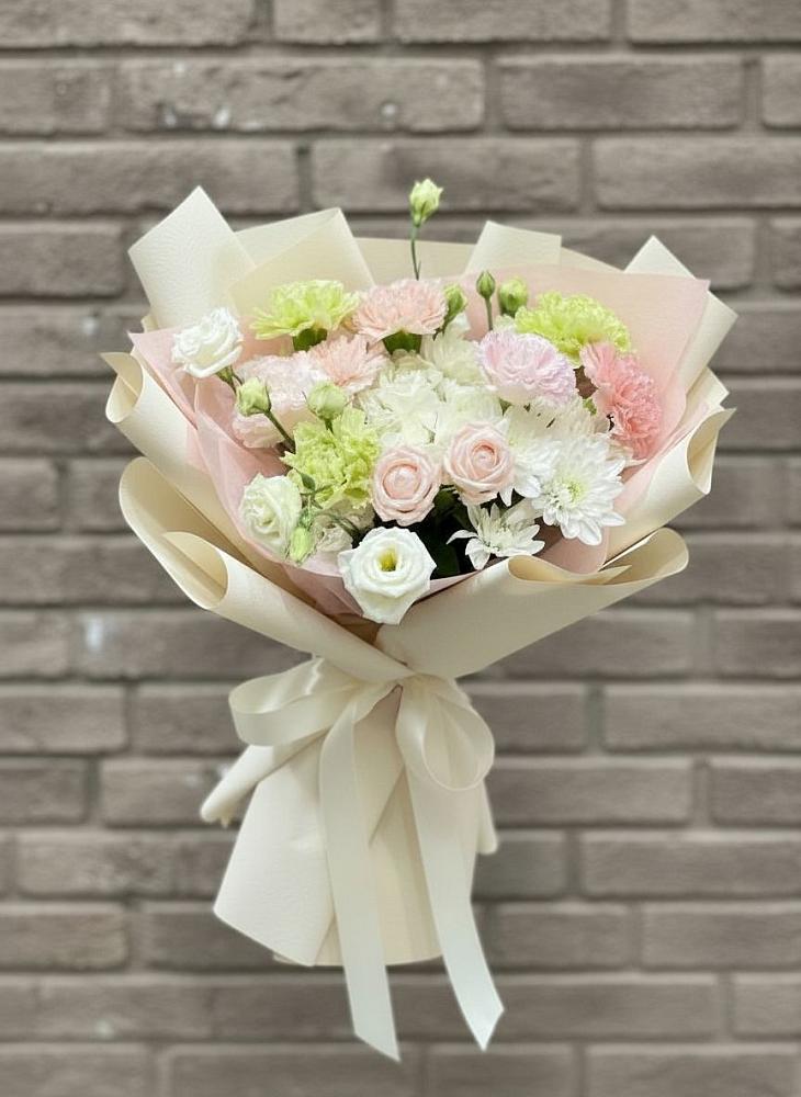Букет цветов из: Гвоздики, Розы, Лизиантусы и Хризантемы в Эсто-Садок
