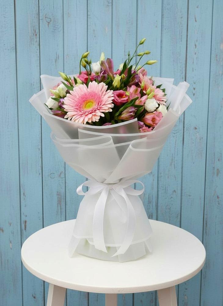 Букет цветов из: Герберы, Альстромерии и Лизиантусы в Эсто-Садок