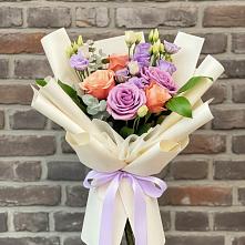 Букет цветов из:  Лизиантусы и Розы в Эсто-Садок
