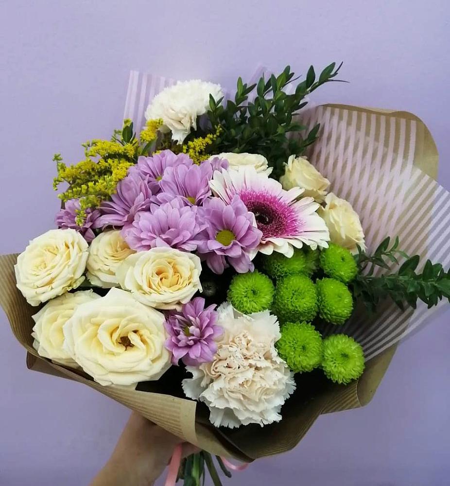 Букет цветов из: Хризантемы, Розы, Гвоздики и Герберы в Эсто-Садок