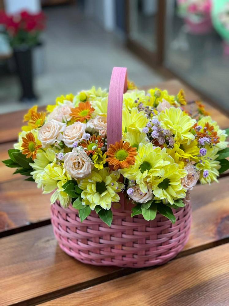Цветочная композиция из Хризантемы и Розы в корзине в Эсто-Садок