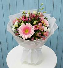 Букет цветов из:  Герберы, Альстромерии и Лизиантусы в Эсто-Садок
