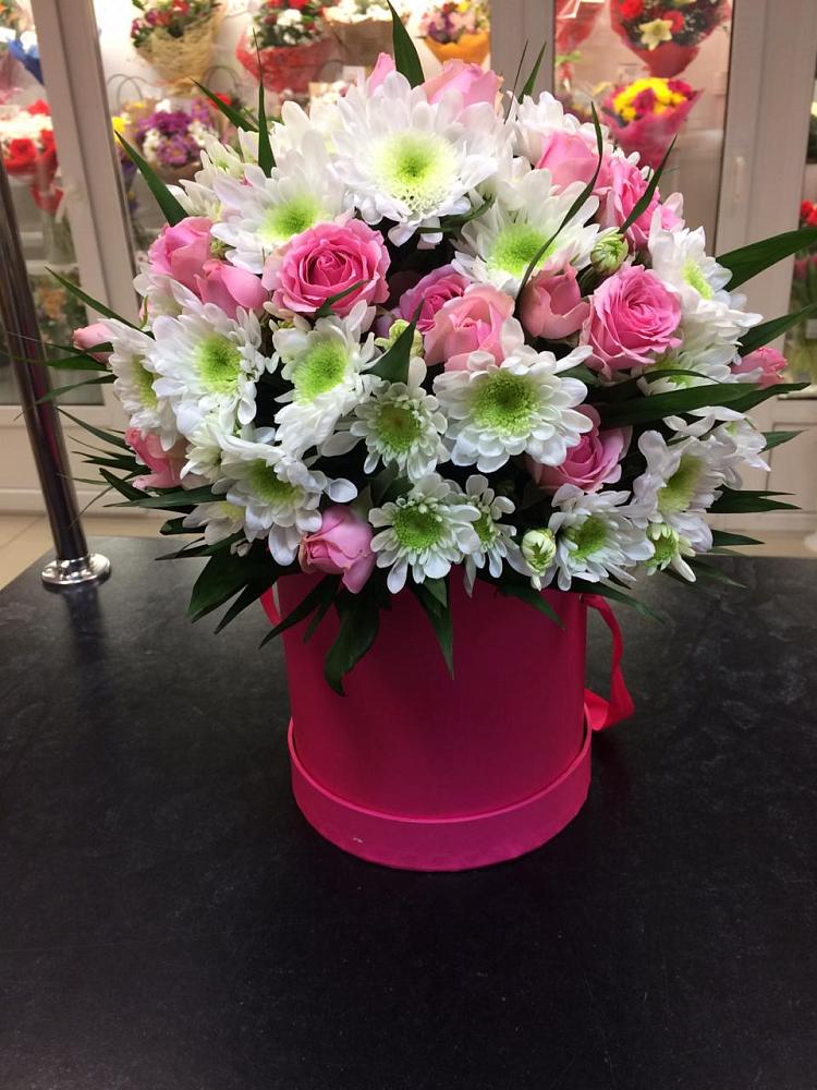 Цветочная композиция из Розы и Хризантемы в шляпной коробке в Эсто-Садок