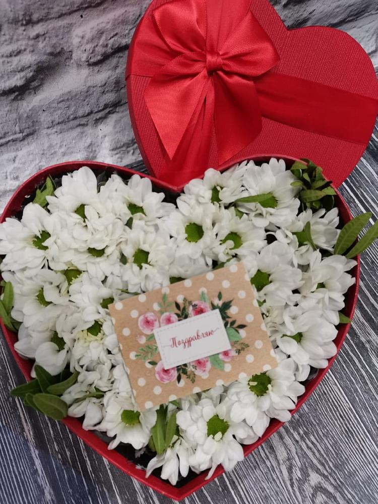 Цветочная композиция из Хризантемы в виде сердца в Эсто-Садок
