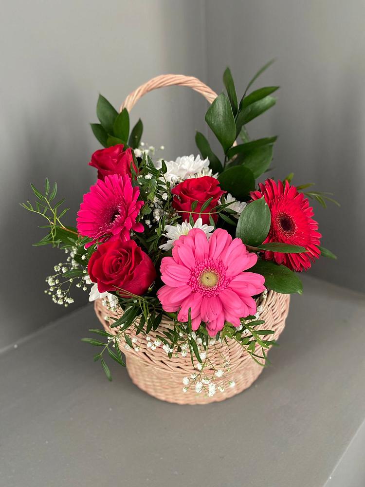 Цветочная композиция из Розы, Хризантемы и Герберы в корзине в Эсто-Садок