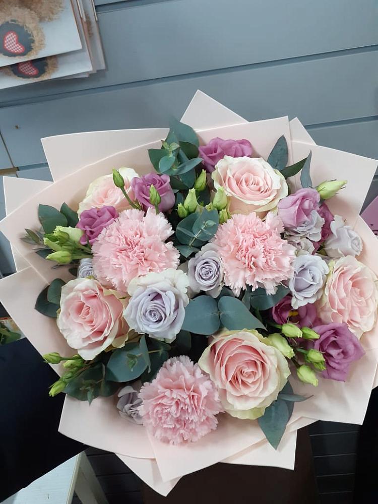 Букет цветов из: Розы, Гвоздики и Лизиантусы в Эсто-Садок