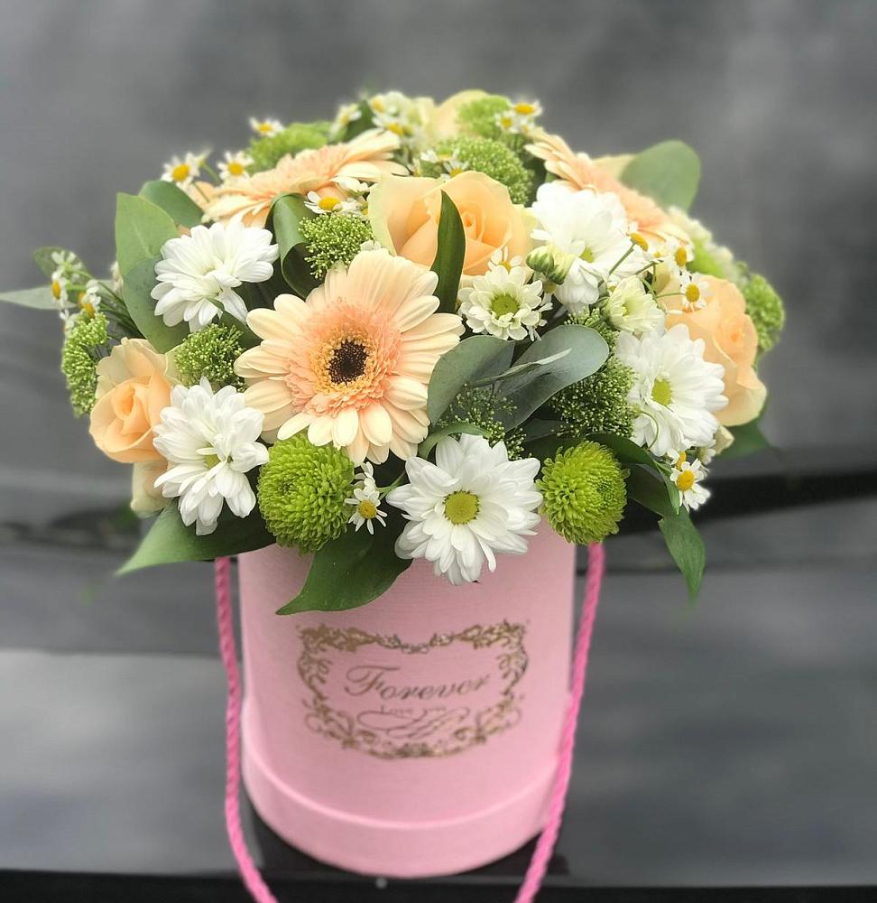 Цветочная композиция из Розы, Герберы и Хризантемы в шляпной коробке в Эсто-Садок