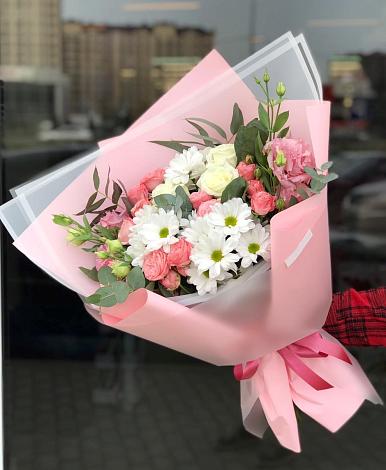 Букет цветов из: Розы, Лизиантусы и Хризантемы в Эсто-Садок