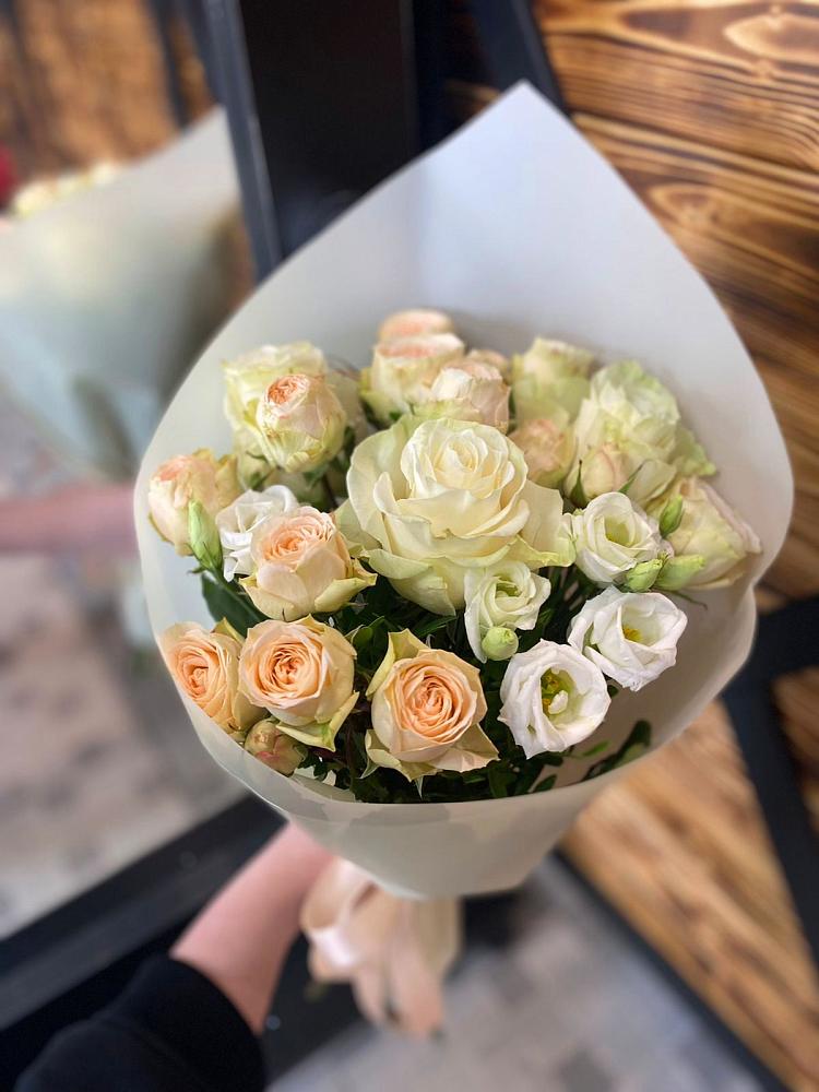 Букет цветов из: Розы и Лизиантусы в Эсто-Садок